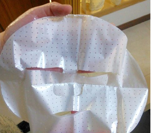 面膜厂家告诉你面膜里的塑料珠光纸有什么作用？